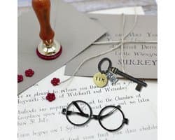 Gepersonaliseerde toelatings brief envelop tovenaarsschool, School of Witchcraft and Wizardry, met was verzegelde perkamenten brief voor tovenaarsstudent